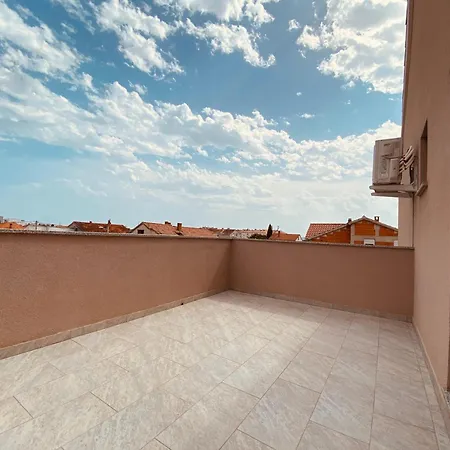 West アパート ザダル